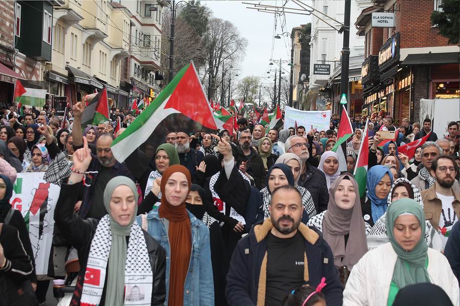 istanbulda-binlerce-kisi-gazze-icin-yurudu-2.jpg