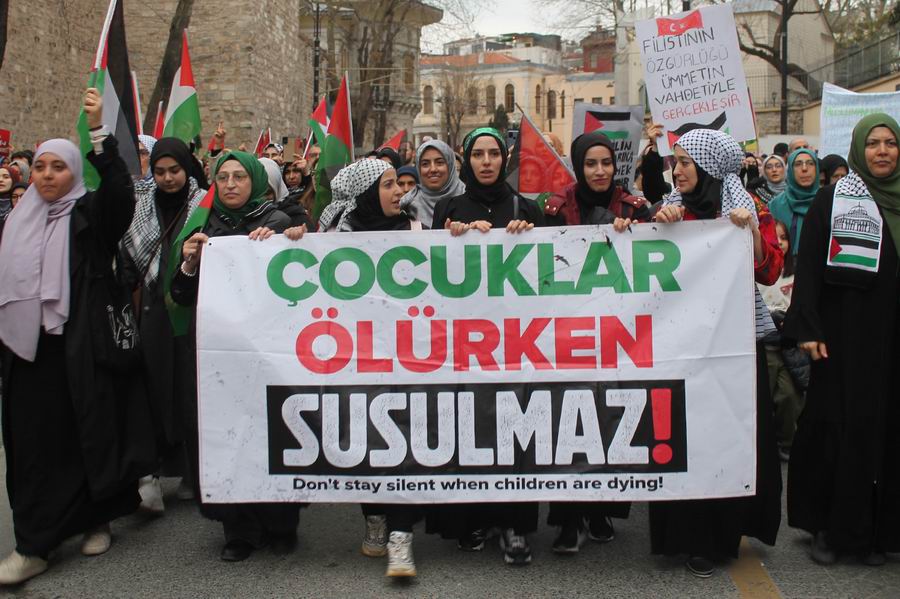 istanbulda-binlerce-kisi-gazze-icin-yurudu-3.jpg
