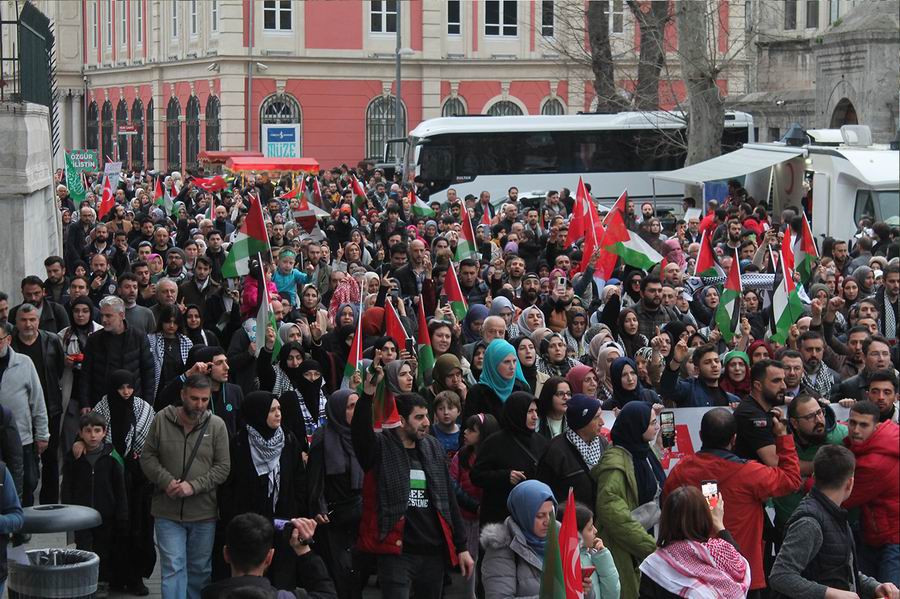 istanbulda-binlerce-kisi-gazze-icin-yurudu-4.jpg