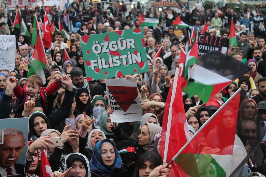 istanbulda-binlerce-kisi-gazze-icin-yurudu-5.jpg
