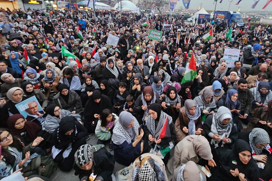 istanbulda-binlerce-kisi-gazze-icin-yurudu-6.jpg