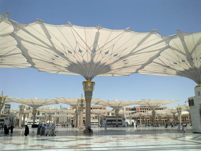 m.nebevinin-avlusunda-celik-semsiyelerden-bir-goruntu.jpg m.nebevinin-avlusunda-celik-semsiyelerden-bir-goruntu.jpg