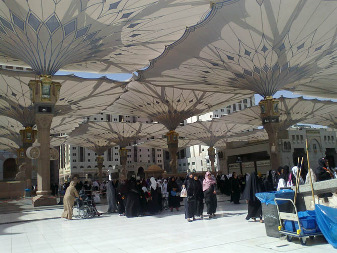 mescid-i-nebevide-hanimlar-kisminin-avlusunda-kadinlar.jpg mescid-i-nebevide-hanimlar-kisminin-avlusunda-kadinlar.jpg