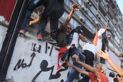 misir-israil-buyukelciligi-yikiliyor02.jpg misir-israil-buyukelciligi-yikiliyor02.jpg