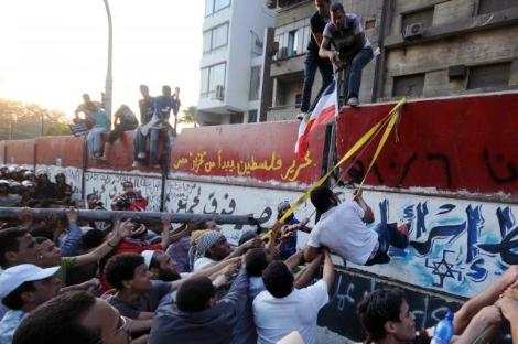misir-israil-buyukelciligi-yikiliyor03.jpg misir-israil-buyukelciligi-yikiliyor03.jpg