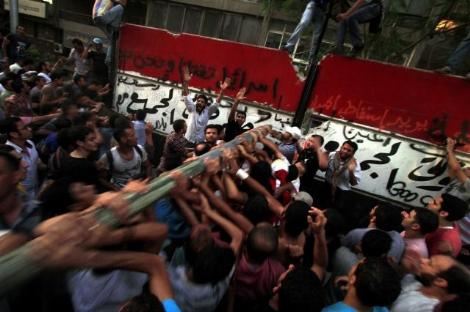 misir-israil-buyukelciligi-yikiliyor11.jpg misir-israil-buyukelciligi-yikiliyor11.jpg