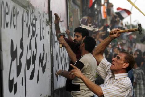 misir-israil-buyukelciligi-yikiliyor13.jpg misir-israil-buyukelciligi-yikiliyor13.jpg