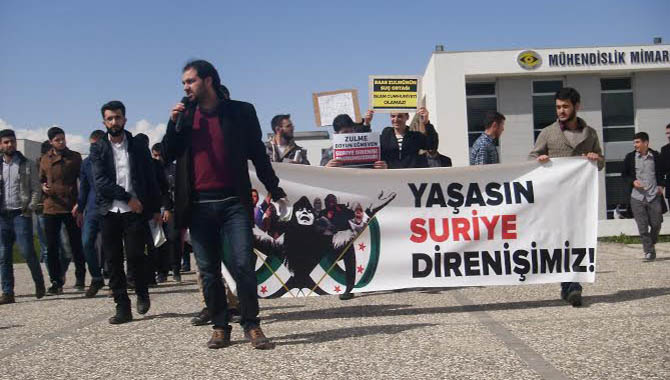 siirt-universitesi-ogrencileri-kezer-suriye-5.-yil-eylemi01.jpg