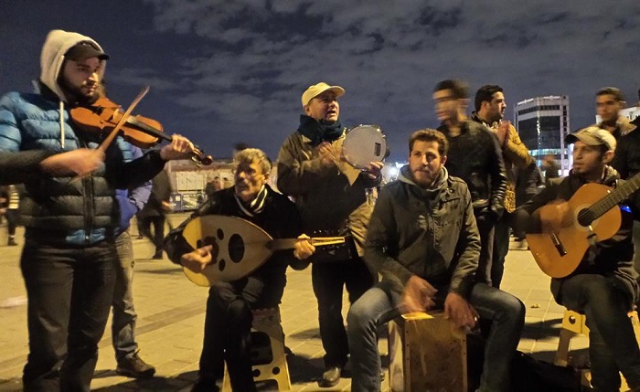 suriyeli-sokak-muzisyenleri-istiklal-caddesi02.jpg