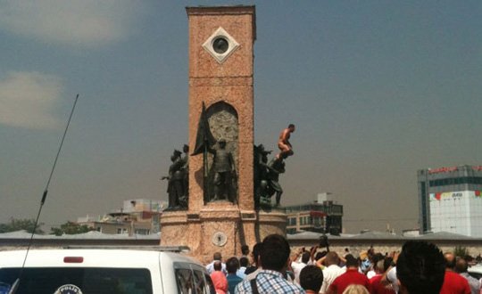 taksim-ataturk-aniti-heykel-ciplak-adam.jpg