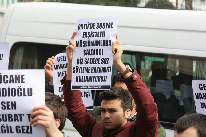 universite-gencligi-ducane-cundioglu-konferansini-protesto-etti02.jpg