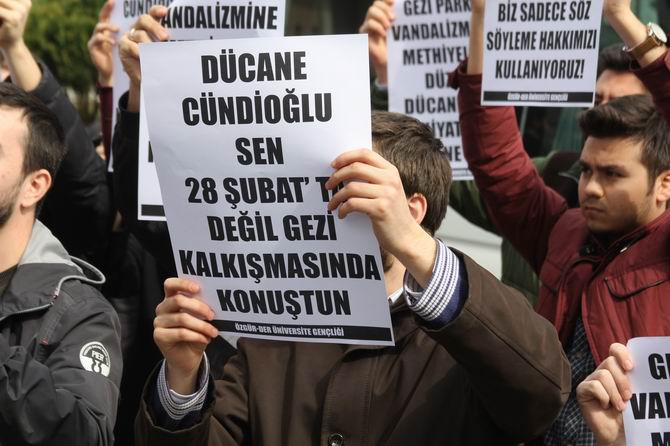 universite-gencligi-ducane-cundioglu-konferansini-protesto-etti03.jpg