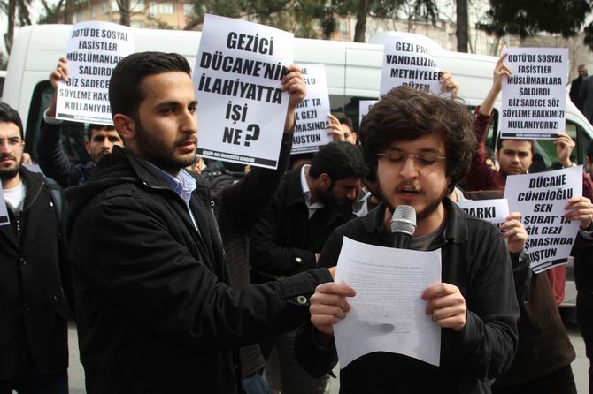 universite-gencligi-ducane-cundioglu-konferansini-protesto-etti04.jpg