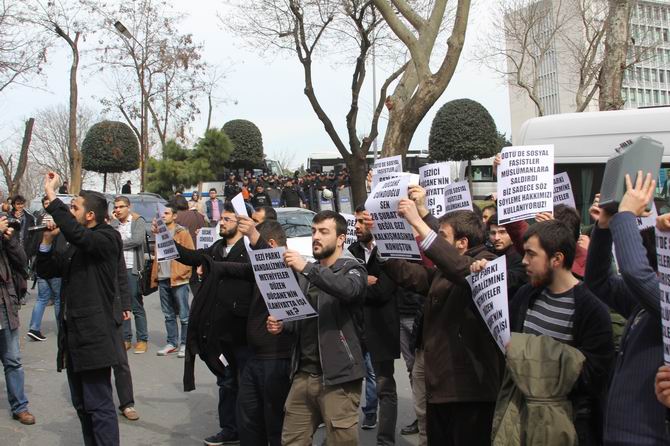 universite-gencligi-ducane-cundioglu-konferansini-protesto-etti05.jpg