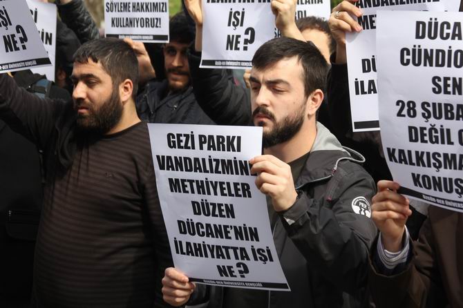 universite-gencligi-ducane-cundioglu-konferansini-protesto-etti06.jpg