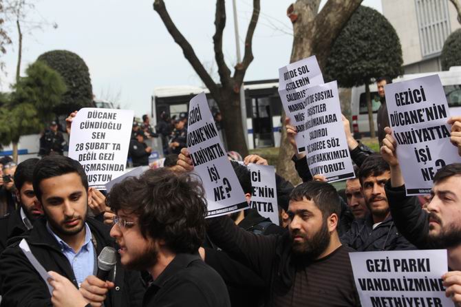 universite-gencligi-ducane-cundioglu-konferansini-protesto-etti07.jpg