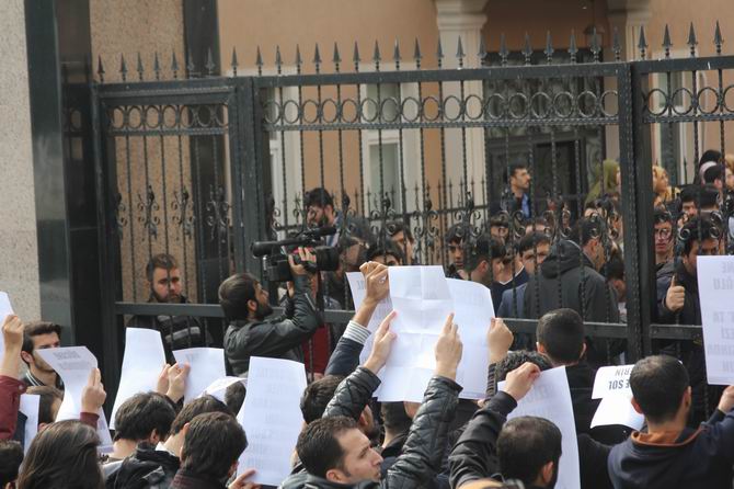 universite-gencligi-ducane-cundioglu-konferansini-protesto-etti08.jpg