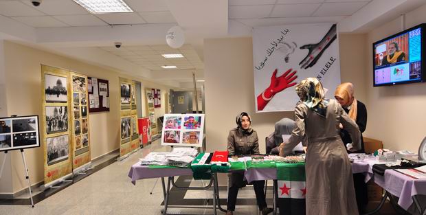 universiteli-ogrenciler-suriye-icin-kermes07-fatihsultanmehmetvakfi.jpg