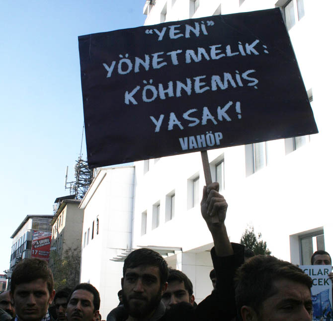 van_yonetmelik_protesto_basortu_vahop-(10).jpg