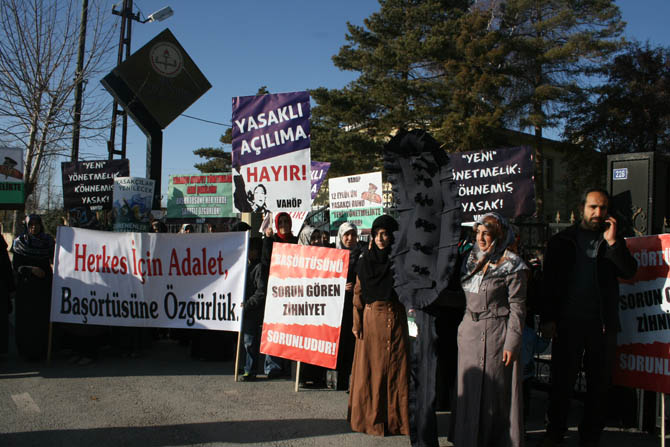 van_yonetmelik_protesto_basortu_vahop-(11).jpg
