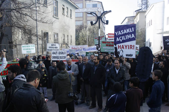 van_yonetmelik_protesto_basortu_vahop.jpg van_yonetmelik_protesto_basortu_vahop.jpg