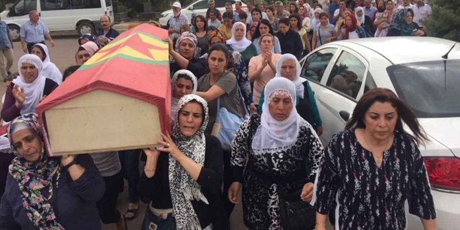 vezneciler_bombacisinin_cenazesi_hdpli_vekiller.jpg vezneciler_bombacisinin_cenazesi_hdpli_vekiller.jpg