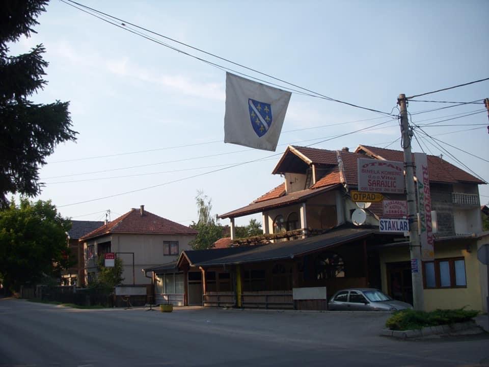 vitez-kantonundaki-indirelemeyen-bosna-bayragi.jpg