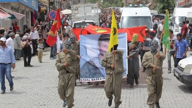 ypg-li-erdal-baskale-omer-guler-icin-vanda-cenaze-toreni-01.jpg