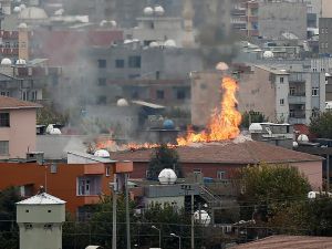 PKK Cizre'de İki Okulun Çatısını Ateşe Verdi