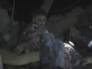 İdlib'de Enkaz Altındaki Çocuk Kurtarıldı