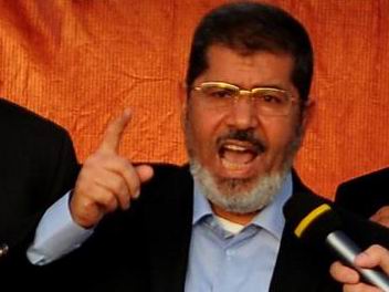 Mursi, Hasan el-Bennanın Yolunda: Anayasamız Kuran! 